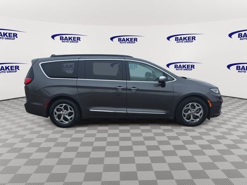 Used 2023 Chrysler Pacifica Limited FWD image 4