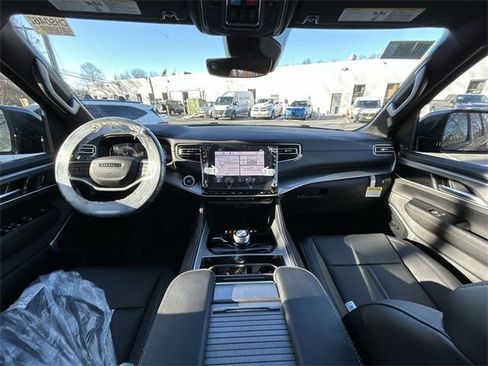 New 2025 Jeep Wagoneer L Series II w/ Premium Group I image 12