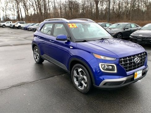 Used 2023 Hyundai Venue Limited image 7