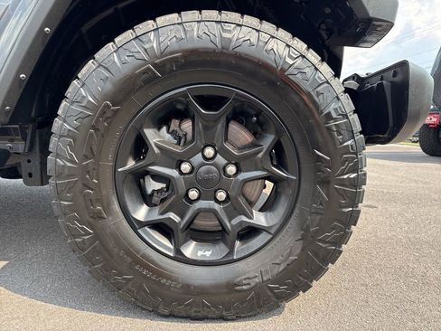 Used 2023 Jeep Gladiator Willys image 11
