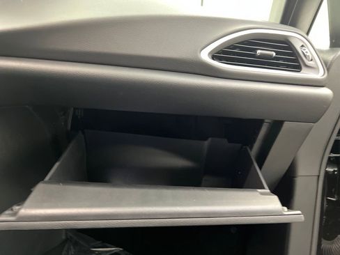 Used 2025 Chrysler Pacifica Select FWD image 33