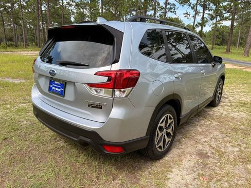 Used 2022 Subaru Forester Premium AWD/4WD image 5