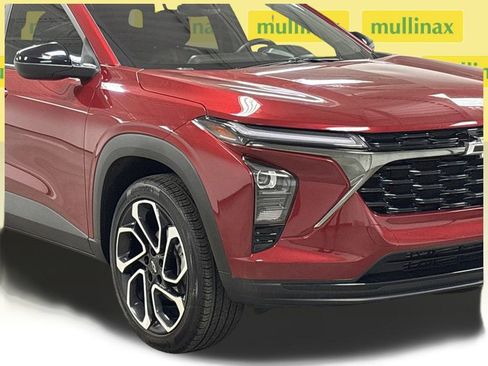 Used 2025 Chevrolet Trax RS w/ Driver Confidence Package image 5