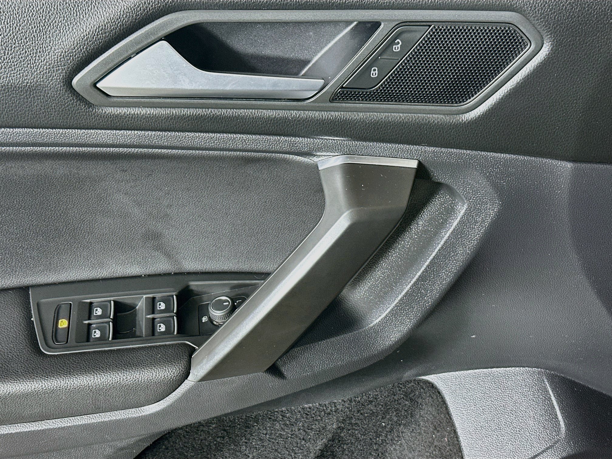Used 2021 Volkswagen Tiguan SE w/ Panoramic Sunroof Package FWD image 14