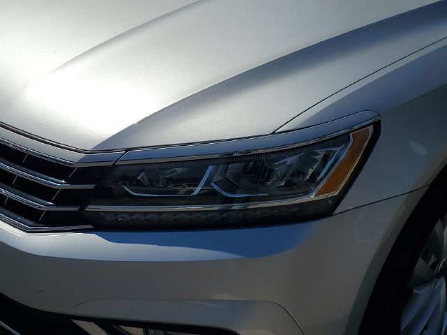 Used 2018 Volkswagen Passat 2.0T SE FWD image 9