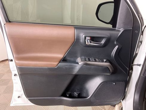 Used 2016 Toyota Tacoma Limited w/ Towing Package image 22