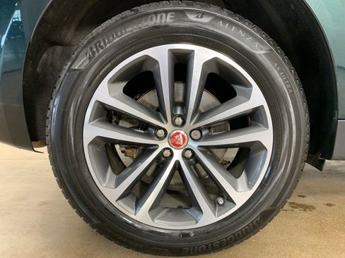 Used 2018 Jaguar F-PACE Premium image 39