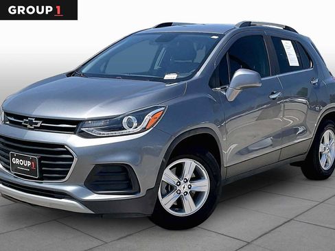 Used 2020 Chevrolet Trax LT w/ Driver Confidence Package FWD image 1