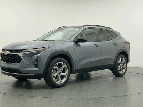 Used 2025 Chevrolet Trax LT FWD image 3