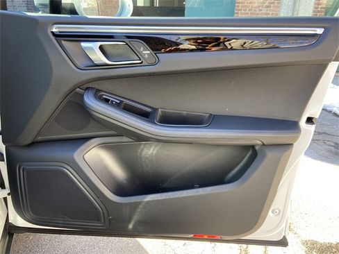 Used 2021 Porsche Macan image 26