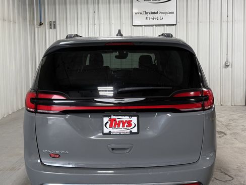 Used 2022 Chrysler Pacifica Touring-L FWD image 4