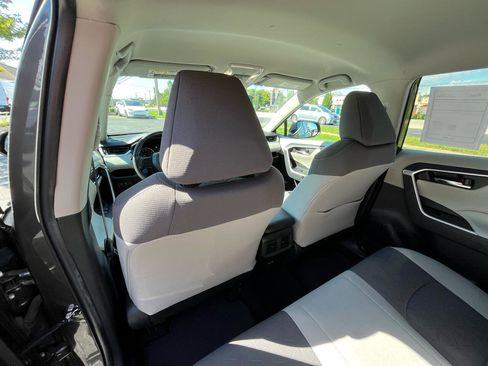 Used 2022 Toyota RAV4 XLE w/ Carpet Mat Package (TMS) image 21