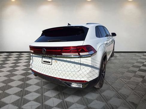 Used 2024 Volkswagen Atlas Cross Sport SE FWD image 7