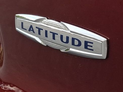 Used 2019 Jeep Cherokee Latitude Plus w/ Comfort/Convenience Group AWD/4WD image 31