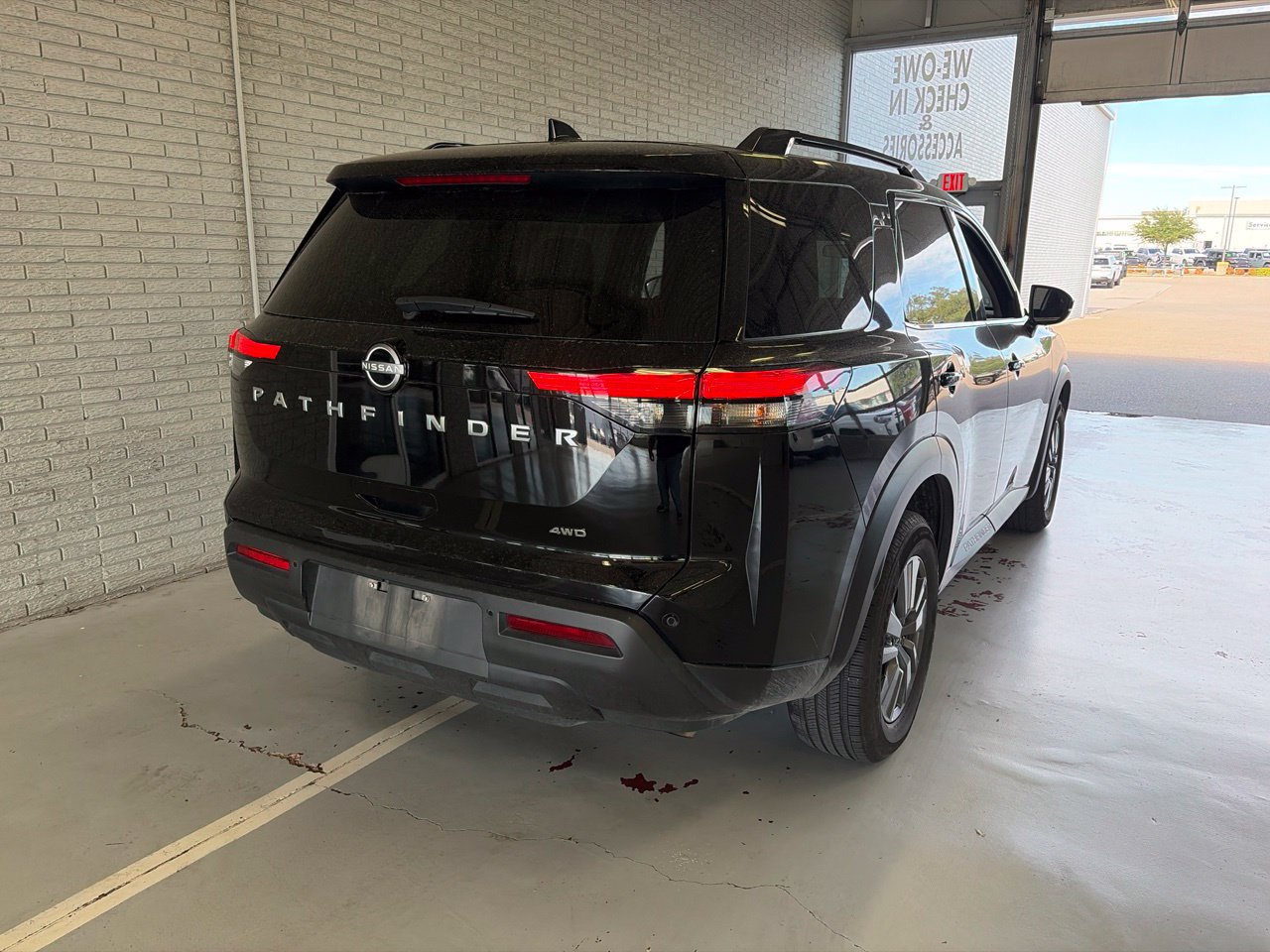Used 2025 Nissan Pathfinder SV AWD/4WD image 3