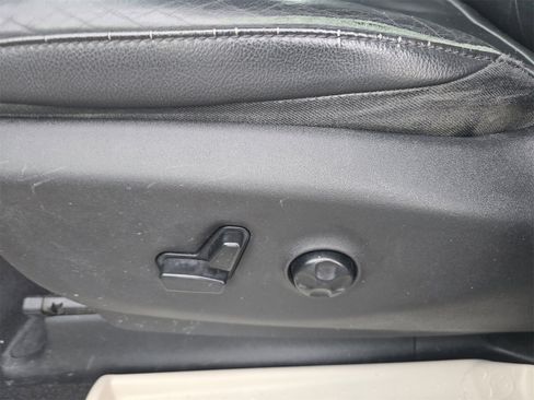 Used 2017 Chrysler Pacifica Touring-L image 14