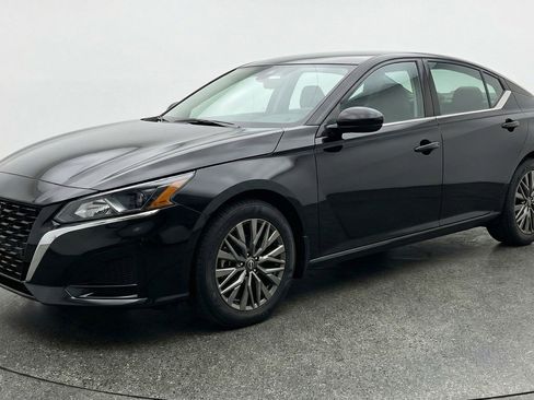 Used 2025 Nissan Altima 2.5 SV FWD image 3