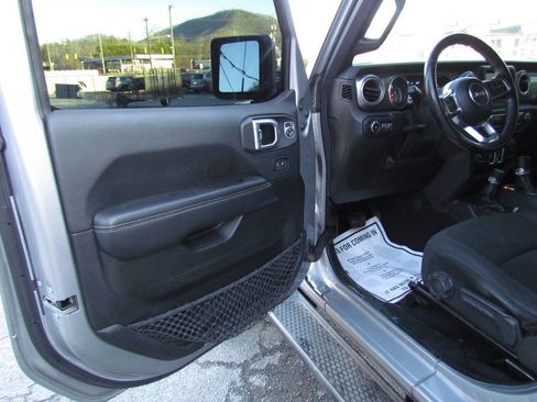 Used 2020 Jeep Wrangler Unlimited Sahara image 9