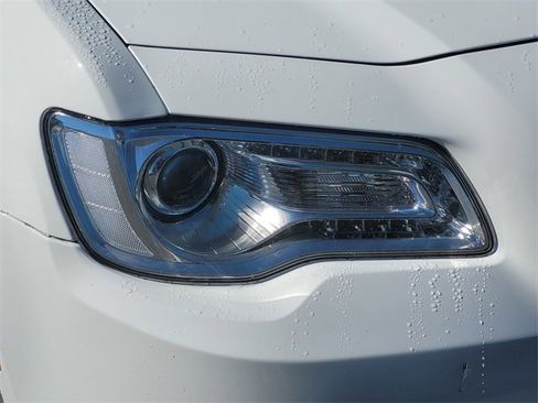 Used 2022 Chrysler 300 Touring image 11