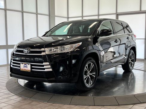 Used 2017 Toyota Highlander LE AWD/4WD image 3