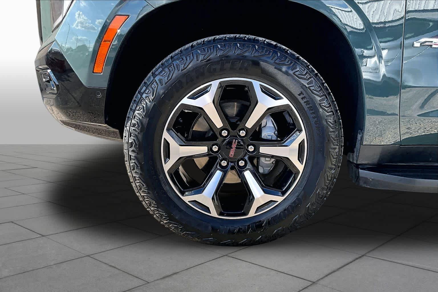 Used 2025 GMC Yukon XL AT4 AWD/4WD image 13