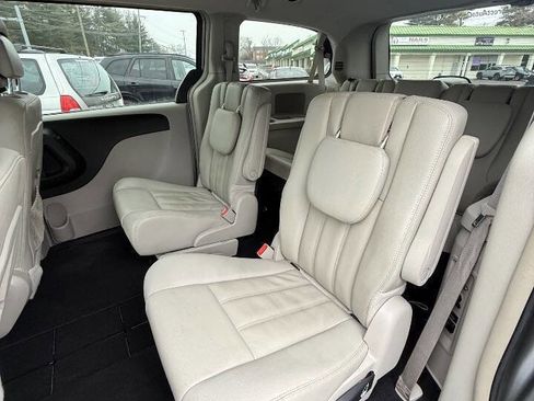 Used 2013 Chrysler Town & Country Touring image 15