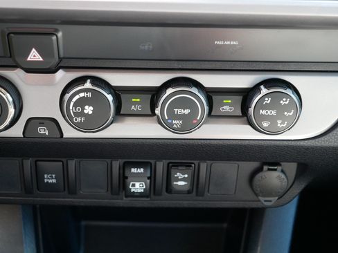 Used 2019 Toyota Tacoma SR5 AWD/4WD image 23
