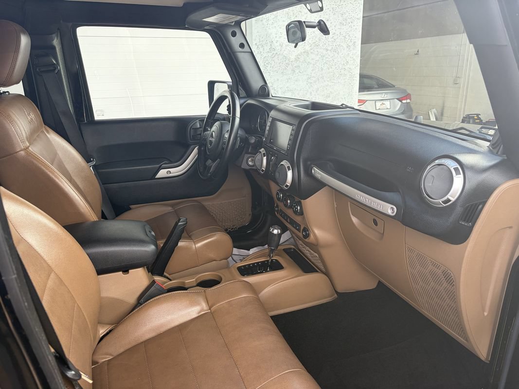 Used 2011 Jeep Wrangler Unlimited Rubicon w/ Connectivity Group AWD/4WD image 18