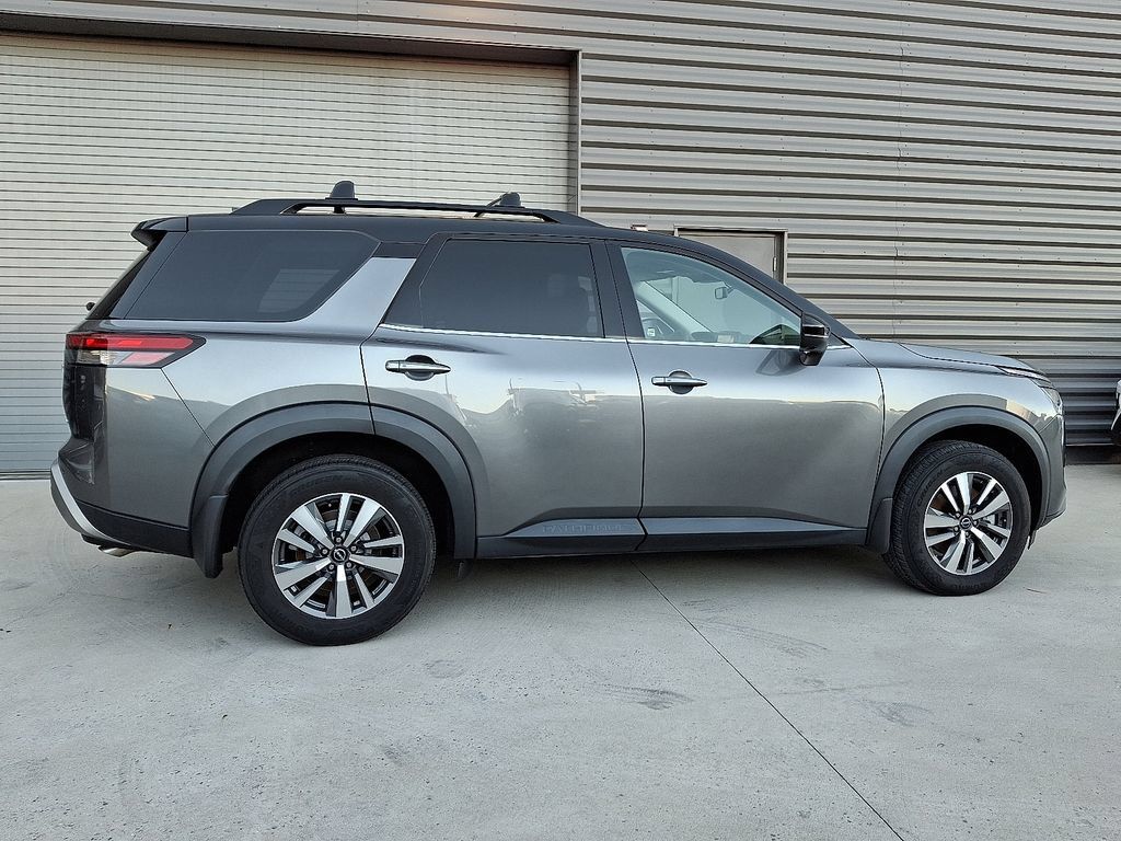 Used 2023 Nissan Pathfinder SL AWD/4WD image 10