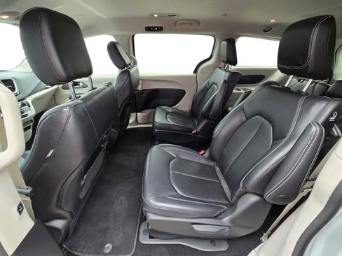 Used 2024 Chrysler Pacifica Select image 28