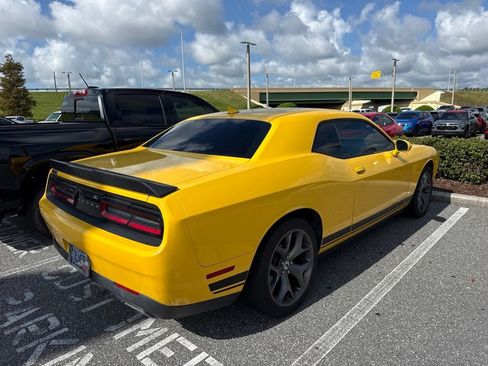 Used 2017 Dodge Challenger SXT w/ Driver Convenience Group RWD image 4