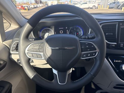 Used 2023 Chrysler Pacifica Touring-L FWD image 17