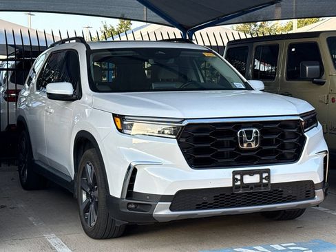 Used 2025 Honda Pilot Touring image 3
