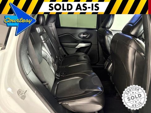 Used 2018 Jeep Cherokee Latitude Plus w/ Comfort/Convenience Group FWD image 36