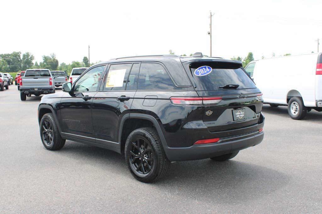 Used 2024 Jeep Grand Cherokee Altitude AWD/4WD image 7