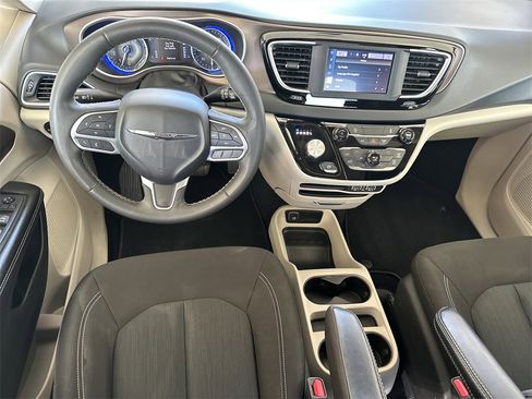 Used 2022 Chrysler Voyager LX image 16