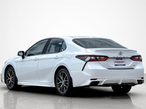 Used 2024 Toyota Camry SE FWD image 3