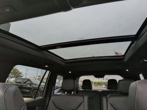 Certified 2024 Cadillac XT6 Premium Luxury w/ LPO, Floor Liner Package AWD/4WD image 25