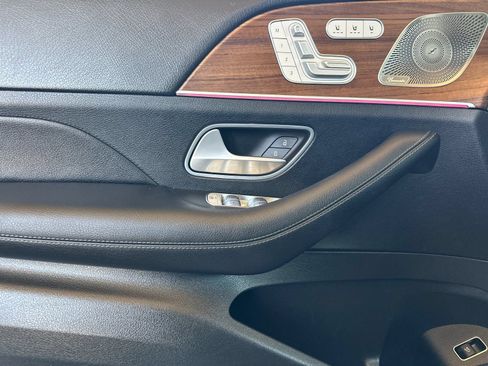 Used 2025 Mercedes-Benz GLS 450 4MATIC image 11