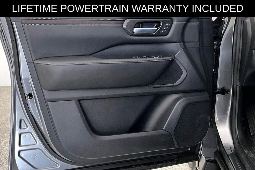 Used 2025 Nissan Armada SL AWD/4WD image 23