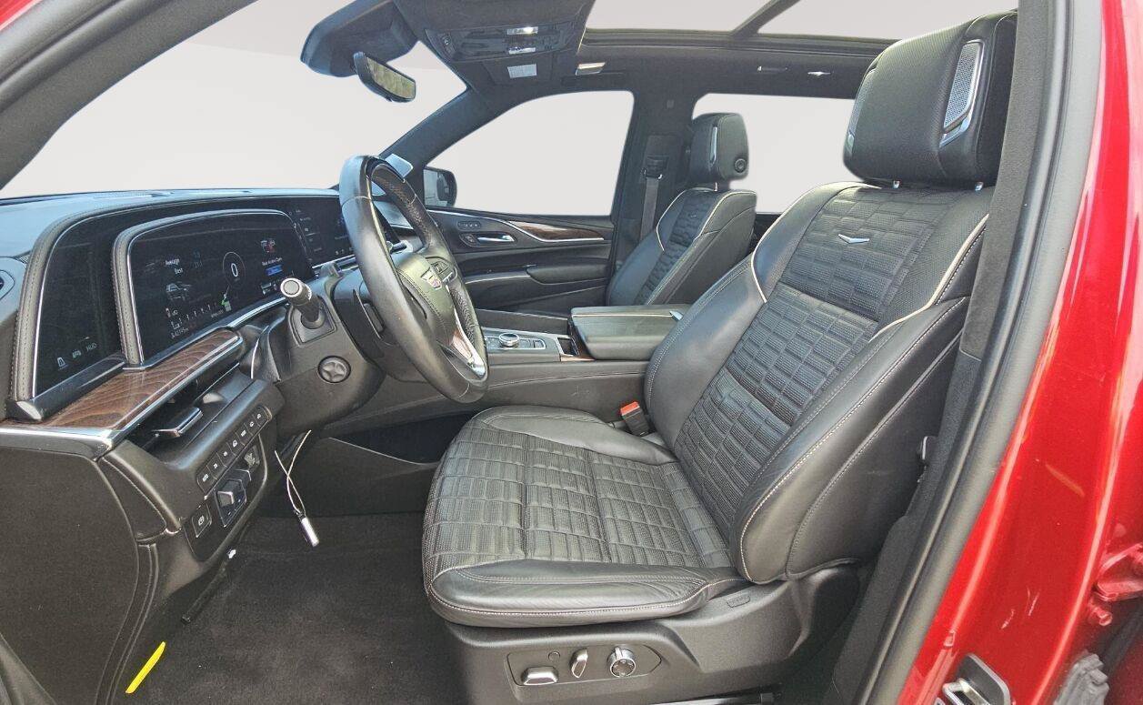 Used 2023 Cadillac Escalade ESV Sport Platinum w/ LPO, ONYX Package AWD/4WD image 4