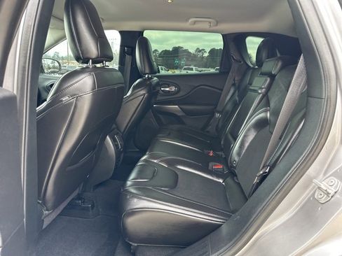 Used 2019 Jeep Cherokee Latitude Plus image 28