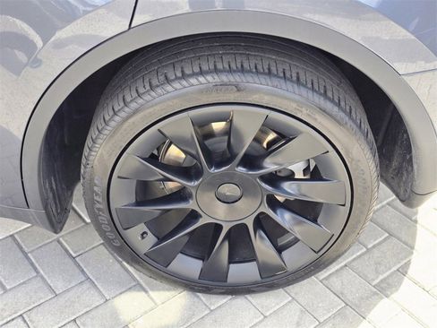 Used 2023 Tesla Model Y Long Range image 5