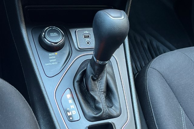 Used 2019 Jeep Cherokee Latitude w/ Popular Appearance Group AWD/4WD image 24