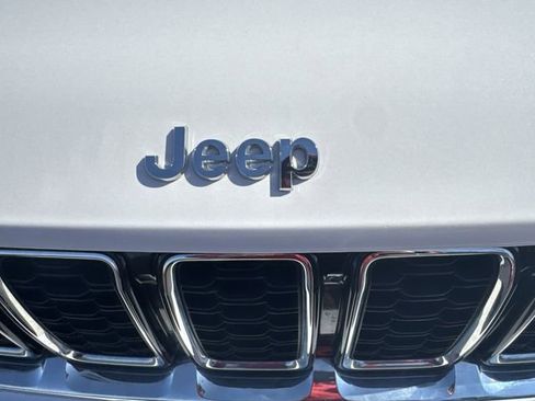 Used 2023 Jeep Grand Cherokee Limited image 32