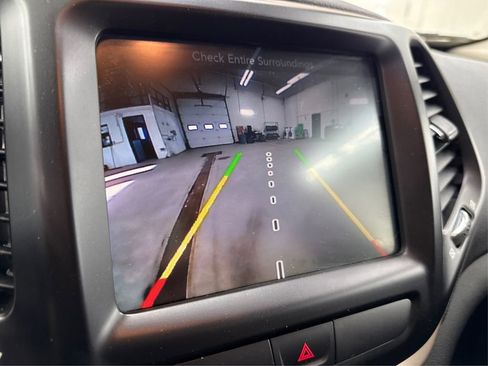 Used 2016 Jeep Cherokee Latitude w/ Cold Weather Group image 31