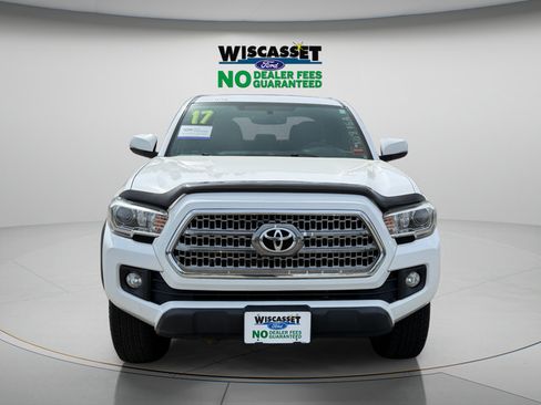 Used 2017 Toyota Tacoma TRD Off-Road w/ Premium & Technology Package AWD/4WD image 11