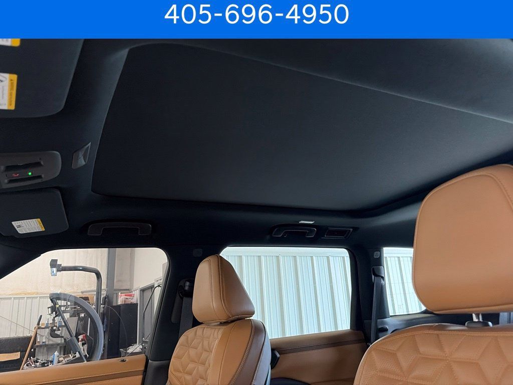 Used 2025 Nissan Armada Platinum Reserve AWD/4WD image 6