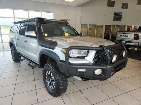 Used 2023 Toyota Tacoma TRD Off-Road w/ TRD Premium Off Road Package AWD/4WD image 2