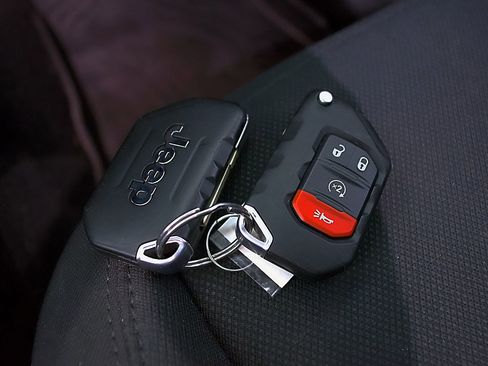 Used 2021 Jeep Gladiator Willys image 26